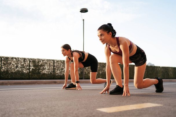 Samice běžci připraveni začít běhat a závodit navzájem - Fotografie, Obrázek