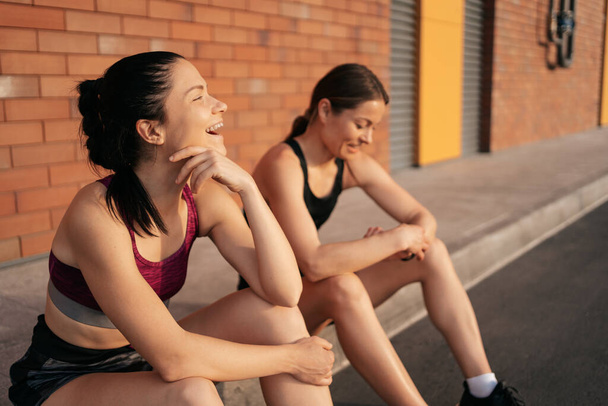 Portrét dvou mladých krásné sportovní žena odpočívá po cvičení ve městě - Fotografie, Obrázek