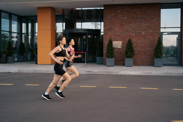Frauen sprinten morgens im Freien. - Foto, Bild
