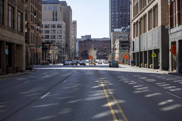 CHICAGO, UNITED STATES - Apr 18, 2020: streets of Chicago downtown are isolated and empty due to the corona virus pandemic Covid-19. Business are shutdown from quarantine losing money - Φωτογραφία, εικόνα