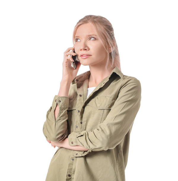 Muotokuva kaunis nuori nainen puhuu puhelimitse valkoisella taustalla - Valokuva, kuva
