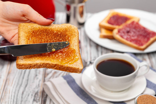 Ženské ruce připravují toasty s ovocnou marmeládou - Fotografie, Obrázek