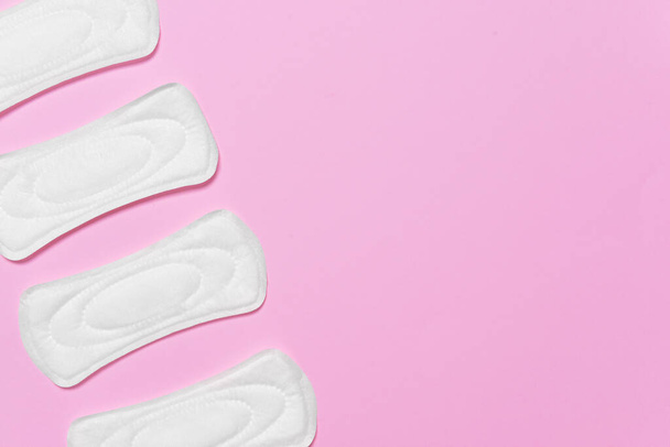 Cotton menstrual pads on color background - Fotoğraf, Görsel