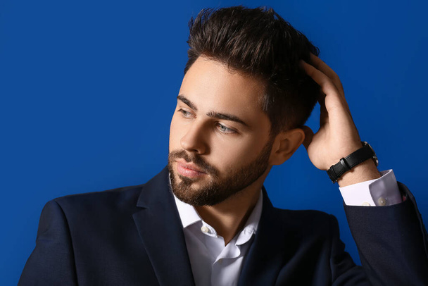 Schöner Mann mit stilvoller Frisur auf farbigem Hintergrund - Foto, Bild