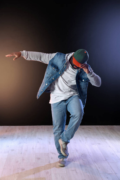 Male African-American hip-hop dancer in studio - Foto, Imagen