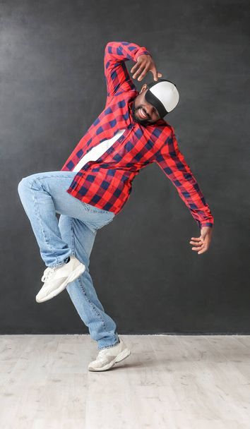 Dançarino de hip-hop afro-americano masculino em estúdio
 - Foto, Imagem