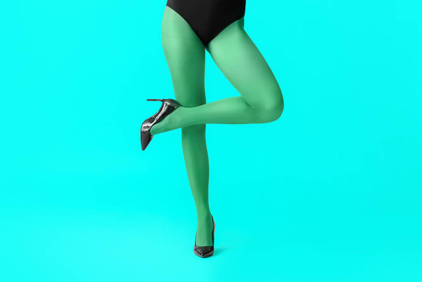 Beautiful young woman in tights on color background - Fotoğraf, Görsel