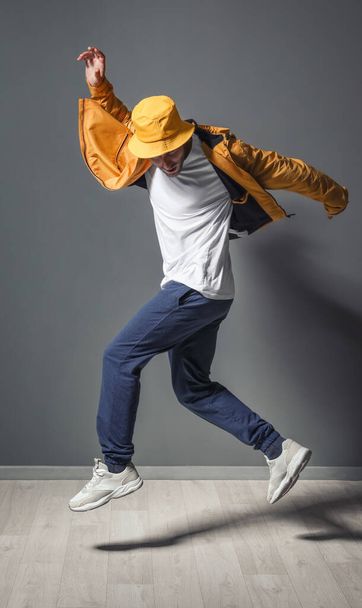 Bailarina masculina de hip-hop en estudio
 - Foto, Imagen