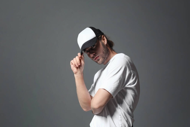 Чоловіча хіп-хоп танцівниця на сірому фоні
 - Фото, зображення