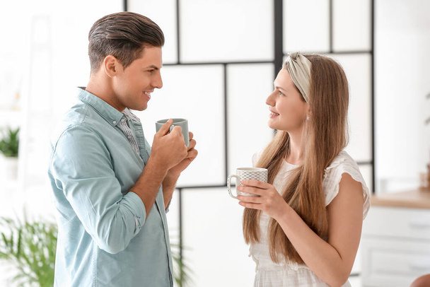 幸せな若いカップル飲むお茶に家 - 写真・画像