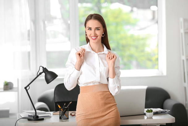 オフィスで現代的なシャツを着て美しいビジネス女性 - 写真・画像
