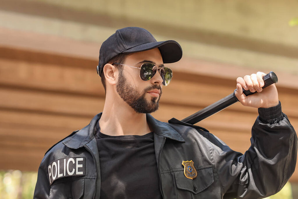 Oficial de policía con bastón al aire libre
 - Foto, Imagen