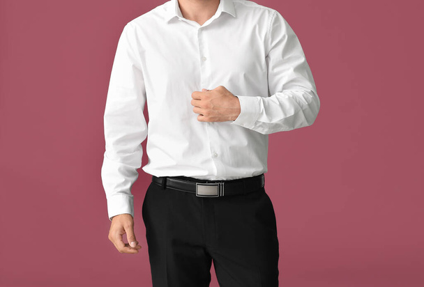 Nuori liikemies tyylikäs paita värillinen tausta - Valokuva, kuva