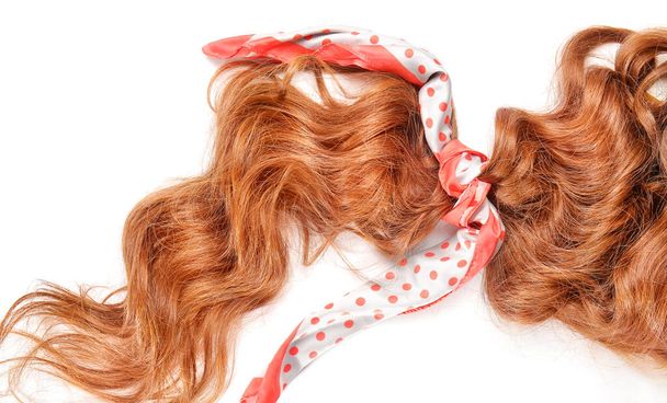 Кудрявые рыжие волосы на белом фоне - Фото, изображение
