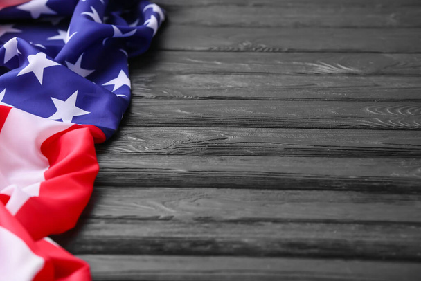 USA vlag op donkere houten achtergrond - Foto, afbeelding