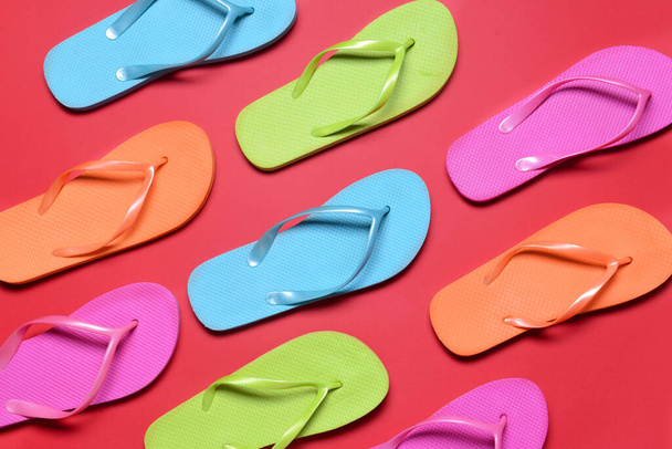 Sok elegáns flip-flops színes háttér - Fotó, kép