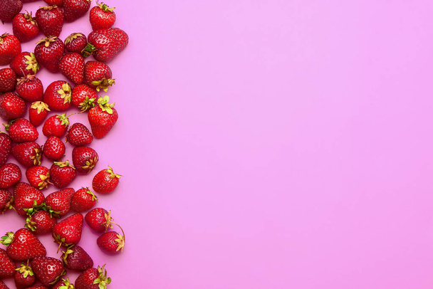 Φρέσκια ώριμη φράουλα σε χρώμα - Φωτογραφία, εικόνα