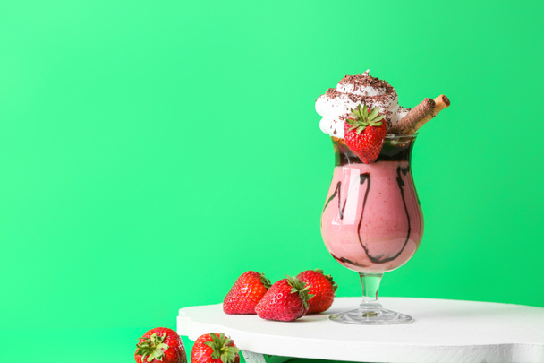Glas leckerer Erdbeer-Milchshake auf farbigem Hintergrund - Foto, Bild