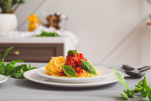 Levy maukkaita pasta bolognese pöydällä
 - Valokuva, kuva