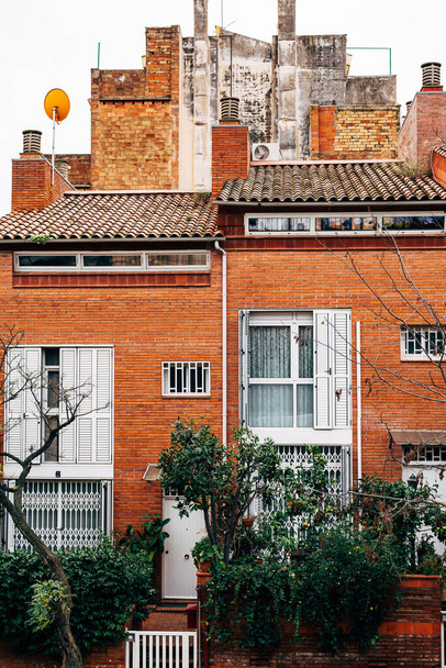 Un típico edificio de apartamentos de ladrillo en Barcelona
. - Foto, imagen