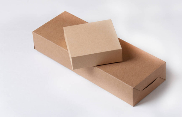 kartonová krabička na bílém pozadí - Fotografie, Obrázek
