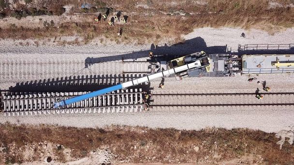Demiryolu işçileri bozuk bir rayı onarıyor. Demiryolu tamiri. Demiryolu bakım sürecini izler. - Fotoğraf, Görsel