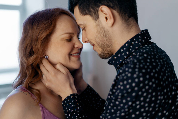 Esposo quiere besar a su esposa embarazada
 - Foto, Imagen
