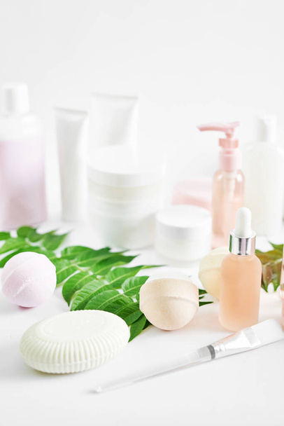 Flat lay samenstelling Natuurlijke cosmetica ingrediënten voor huidverzorging, body en haarverzorging.Top view flessen met gezichtsbehandeling product witte achtergrond. Make-up opmaak. Set van traditionele spaproducten - Foto, afbeelding