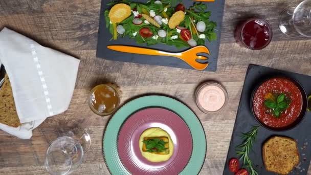 Arugula saláta, püré és gazpacho leves. - Felvétel, videó