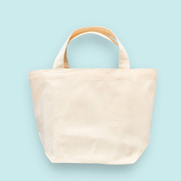 Bolso de mano tela de tela de algodón blanco para eco hombro bolsa de compras maqueta en blanco plantilla aislada sobre fondo azul pastel (ruta de recorte
) - Foto, imagen