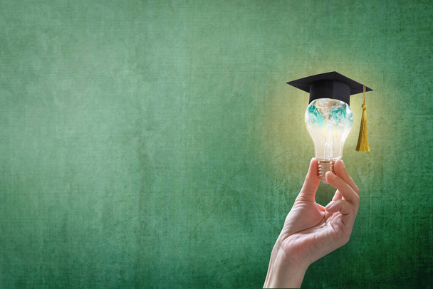 Инновационное обучение, творческая концепция обучения для выпускников и успех школьников с мировой лампочкой на доске учителей
 - Фото, изображение
