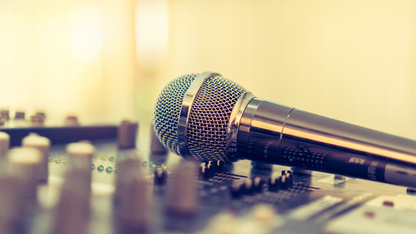 Мікрофонний динамік голосу на караоке або аудіо-синтезаторі звуковий мікшер електронної музики в радіомовній студії, семінар-захід, шоу або весілля
 - Фото, зображення