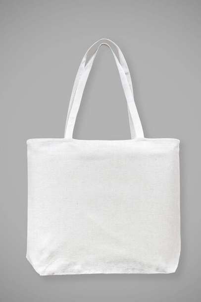 Bolso de mano lona tela de algodón blanco eco shopping saco maqueta plantilla en blanco aislado sobre fondo gris (camino de recorte
) - Foto, imagen