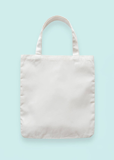 Bolsa de lona mockup blanco blanco eco shopping sack plantilla hecha de tela aislada sobre fondo azul pastel (ruta de recorte) para el embolsado diseño de maqueta
 - Foto, imagen