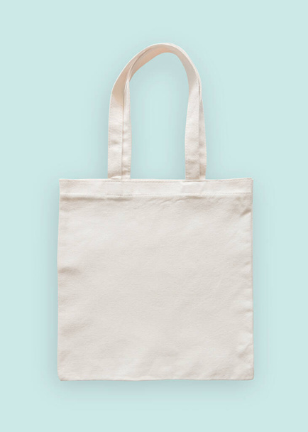 Bolso de mano tela tela tela eco shopping saco maqueta en blanco plantilla aislada sobre fondo azul menta pastel (ruta de recorte
) - Foto, imagen