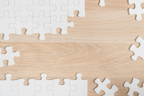 Jigsaw juego de puzzle pieza en crema de luz marrón textura de fondo para la solución de inicio de negocio y el concepto de solución de problemas analíticos
 - Foto, imagen