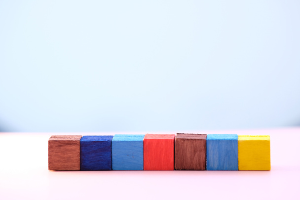 Деревянный кубик блок на фоне стола и бизнес-концепции успешный процесс роста и планировать рост и увеличение положительных показателей в своем бизнесе
 - Фото, изображение