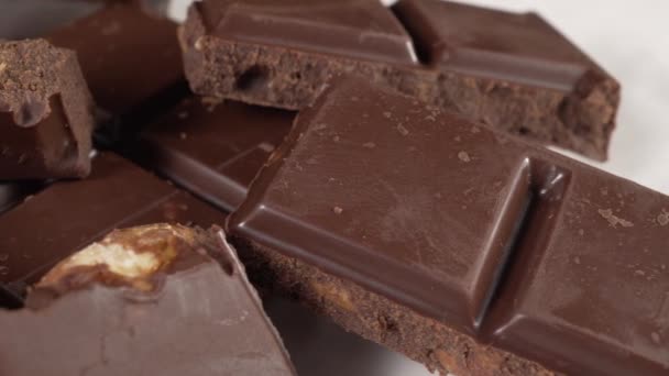Zerbrochene Tafel dunkle Schokolade mit Mandeln - Filmmaterial, Video