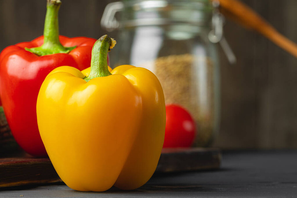 Close up of bell pepper on kitchen table - Фото, изображение