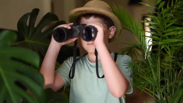 Kleine ontdekkingsreiziger in zijn huis - Video