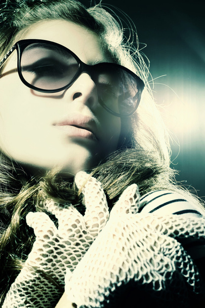 Fashion portrait of a beautiful young sexy woman wearing sunglasses - Фото, зображення