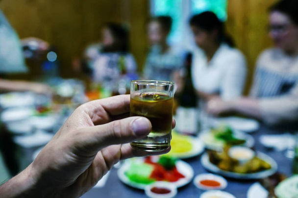 Gruppe von Teenagerfreunden trinkt Alkohol im Restaurant. - Foto, Bild