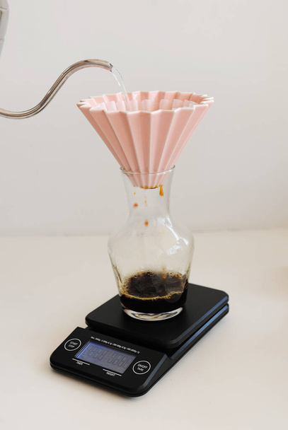 Kávé főzés origami csöpögtető elektronikus skálán - Fotó, kép