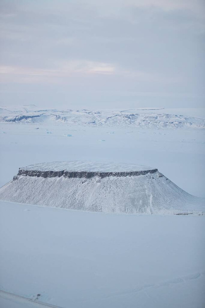An aerial shot of the Dundas mountain covered in snow in Thule, Greenland - Foto, Imagem