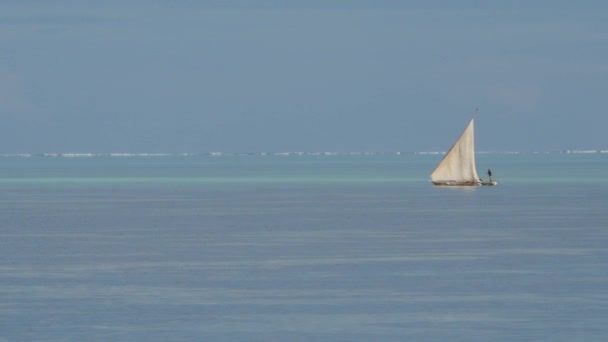imagens cênicas de belas paisagens e barco à vela
 - Filmagem, Vídeo