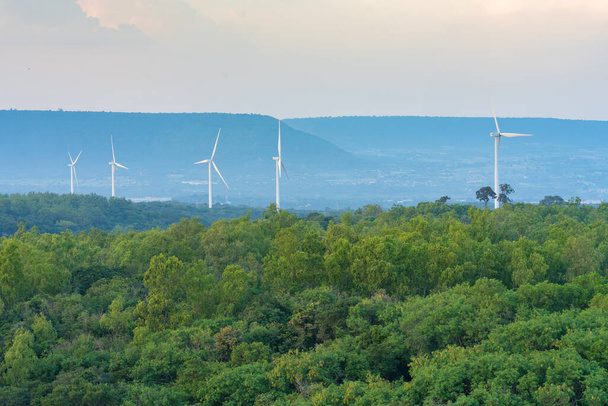 A szélturbinák megújuló energiaforrásai nyáron az erdőkben tájak energiaátviteli berendezései természeti környezetben. - Fotó, kép