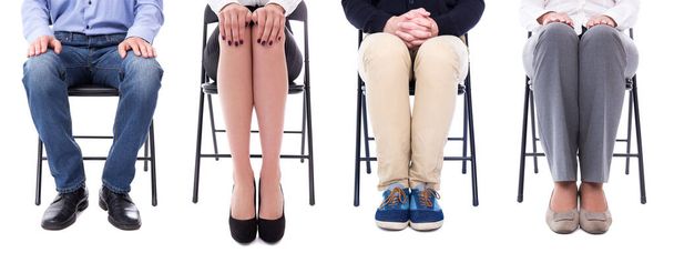 koncepcja kariery - nogi biznesmenów siedzących na krzesłach biurowych odizolowanych na białym tle - Zdjęcie, obraz