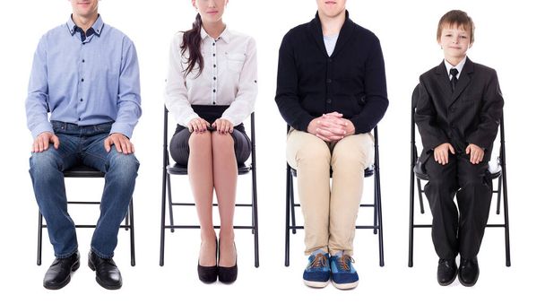 concepto de carrera - jóvenes empresarios y un niño sentado en sillas de oficina aislados sobre fondo blanco
 - Foto, imagen