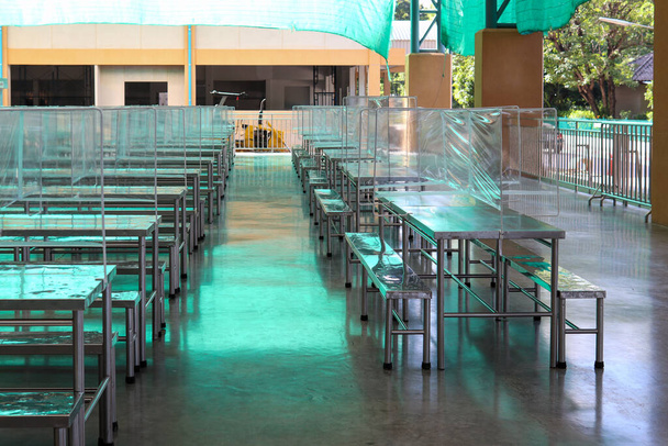 Общий обеденный стол Концепция использования общественного пространства для интервалов и профилактики эпидемий. Ковид-19
. - Фото, изображение