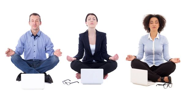 Los empresarios sentados en yoga posan con ordenadores portátiles aislados sobre fondo blanco
 - Foto, imagen